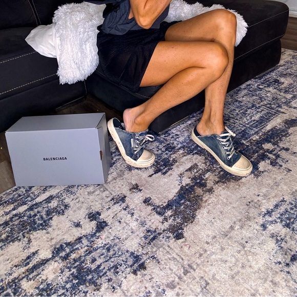 BALENCIAGA PARIS MULE & Backpack w/box
Paris Mule blue destroyed denim & rubber - Picture 13 of 17